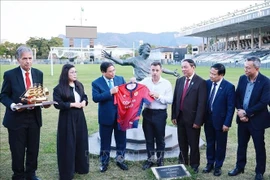 范明政和夫人回赠瓦斯科达伽马俱乐部河内足球俱乐部的球衣。 图自越通社