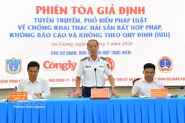 以“模拟法庭”形式开展的打击非法、不报告和不受管制捕捞（IUU）法律宣传活动现场。越通社发