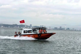 广宁省军事指挥部机动船在下龙湾上巡逻。图自越通社