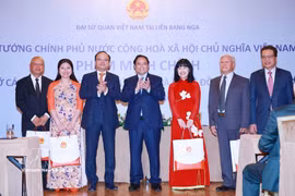 越南政府总理范明政向旅俄罗斯越南人社群赠送礼品。图片来源：越通社