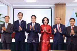 国家主席梁强偕夫人与越南驻美代表机构工作人员合影。图自越通社