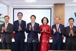 国家主席梁强偕夫人与越南驻美代表机构工作人员合影。图自越通社