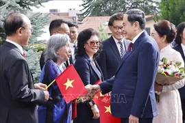 越南国会主席陈青敏和夫人会见越南常驻代表机构和大使馆工作人员以及旅瑞越南人社群代表。图自越通社