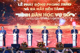 2025年3月26日下午，范明政总理与代表们在河内共同启动“数字扫盲”运动。图自越通社