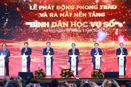 2025年3月26日下午，范明政总理与代表们在河内共同启动“数字扫盲”运动。图自越通社