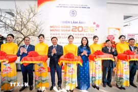 各位代表出席图片展开幕式并剪彩。图片来源：越通社