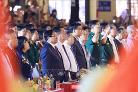 越南政府总理范明政与各位党和国家领导前来观看文艺演出。图自越通社