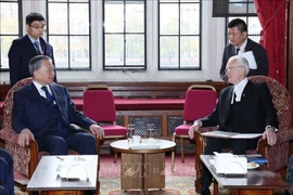  越共中央总书记苏林会见英国上议院议长约翰·麦克福尔。图自越通社 