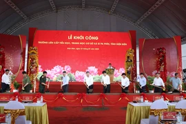 苏林总书记同各位代表实施西帕芬乡九年一贯制学校开工仪式。图自越通社