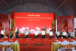 苏林总书记同各位代表实施西帕芬乡九年一贯制学校开工仪式。图自越通社