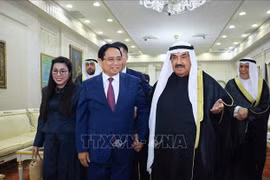 政府总理范明政和夫人黎氏碧珍拜会科威特前首相谢赫·纳赛尔·穆罕默德·贾比尔·萨巴赫。图自越通社