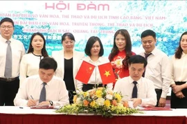 高平省文化体育与旅游厅与中国广西百色市文化广电体育和旅游局领导签署合作备忘录。图自越通社