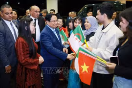 政府总理范明政和夫人与旅阿越南人进行交流。图自越通社