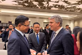 越南工贸部代理部长黎孟雄与美国商务部助理部长、国际贸易管理局局长戴维·福格尔（David Fogel）进行了交流。图片来源：moit.gov.vn