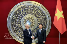 越南国会副主席阮尹英会见了赴越出席2026年东盟未来论坛（AFF 2026）的东盟议会联盟大会（AIPA）秘书长切姆·维迪亚。图片来源：越通社