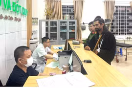 阿尔贝特（Albert）游客被送至老街省第二综合医院进行进一步救治。图自：baolaocai.vn