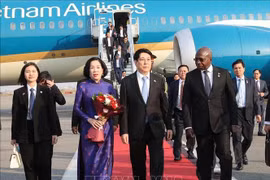 国家主席梁强与夫人抵达罗安达，开始对安哥拉进行国事访问。图自越通社