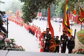 希刚乡在雄王庙历史遗迹区隆重举行给各位雄王敬香仪式。图片来源：越通社