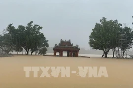 香江水位上涨，富春坊的迎梁亭淹没在洪水之中。图自越通社