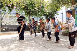 附图：在斜蒙寄宿制民族小学，男学生们学习蒙族芦笙吹奏及具有民族特色的舞蹈，为保护苗族传统文化特色作出贡献。图片来源：越通社