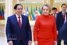 范明政总理与俄罗斯联邦委员会主席瓦莲京娜·马特维延科。图片来源：越通社