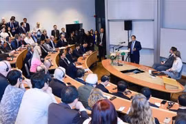 越南政府总理范明政造访了斯德哥尔摩经济学院并发表重要讲话。图自越通社