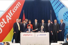 国家主席梁强见证波音集团与越捷航空签署首架波音737-8飞机交付协议。图自越通社