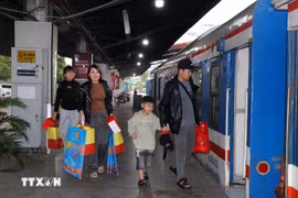 工人们登上“工会·2026年春天列车“回家过年。图片来源：越通社