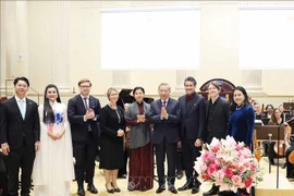 苏林总书记和夫人向各位艺术家送鲜花。图自越通社