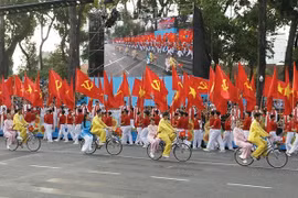 总彩排上的胡志明市文艺工作者队伍的文艺表演。图自越通社