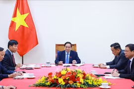 越南政府总理范明政与新加坡总理黄循财通电话。图自越通社