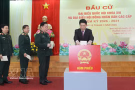 越南国家主席梁强来到河内市还剑坊第26投票区，出席第十六届国会代表和2026-2031年任期各级人民议会代表选举开幕式并投下自己的选票。图自越通社