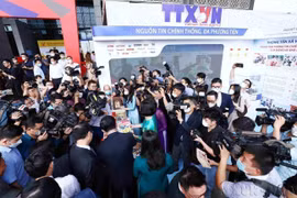在2022年全国新闻展上，媒体记者报道关于越通社的展位。图自越通社