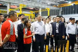 越共中央总书记、国家主席苏林参观新加坡铁路测试中心。图自越通社