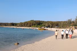 考察团在距富贵特区东南方向约0.5海里的争岛（Hòn Tranh）调研、检查各旅游点。图片来源：越通社