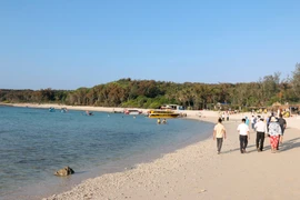 考察团在距富贵特区东南方向约0.5海里的争岛（Hòn Tranh）调研、检查各旅游点。图片来源：越通社