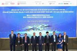 在舞台上合影贵宾在舞台上合影。新华集团供图