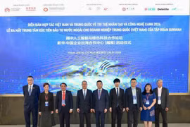 在舞台上合影贵宾在舞台上合影。新华集团供图