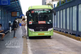 乘客在胡志明市槟城坊咸宜公交换乘站上车。图片来源：越通社
