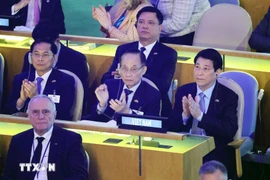 国家主席梁强和越南代表团纪念联合国成立80周年高级别会议。图自越通社