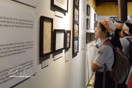 学生了解咸宜帝生平。图片来源：越通社