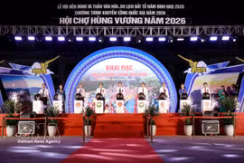 工贸部领导、富寿省领导与各位代表共同按下按钮，启动2026年雄王展销会。图片来源：越通社