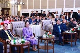 政府总理范明政与泰国总理佩通坦共同主持越泰企业论坛。图自越通社