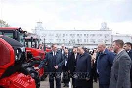 越共中央总书记苏林与白俄罗斯总理亚历山大·图尔钦参观明斯克拖拉机厂。图自越通社