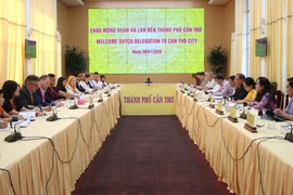 双方工作座谈场景。图自越通社