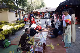 艺人现场表演捏制面塑（ tò he），服务当地居民和游客。 图片来源：越通社