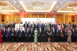 国家主席梁强与夫人出席越安建交50周年纪念活动，与各位代表合影。图自越通社