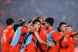 比赛中，阮春山继续闪耀，在东盟杯总决赛首回合中帮助越南队以2-1战胜泰国。图自越通社