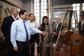 范明政总理和夫人观看在拉斯卡里斯宫展示的乐器。图自越通社