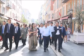 越南政府总理范明政与夫人一行参观尼斯老城区。图自越通社